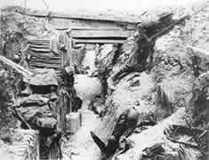 El sargento cubierto de nieve en la trinchera dormida